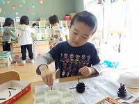 ボンドを使ってモールをつけました