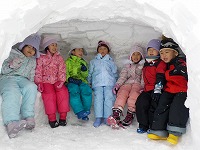 かまくらにはいる子どもたち