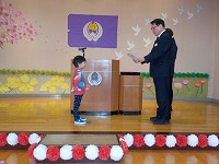 トップバッターで修了証書をもらっている姿