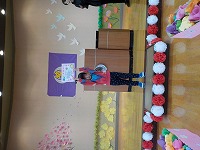 修了証書を掲げている（１人目）