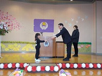 園長先生から修了証書をもらう瞬間