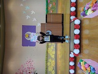 修了証書を掲げている姿（２人目）