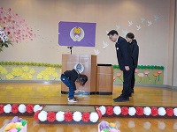 園長先生と向かい合っておじぎをしている