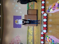 修了証書を掲げている姿（３人目）