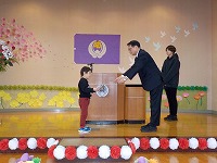 園長先生から修了証書を受け取った姿