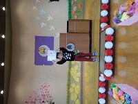 修了証書を掲げている姿（５人目）