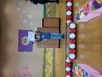 修了証書を掲げている姿(5人目)