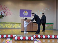 園長先生から修了証書を受け取った