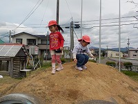 築山に登っている女ん子たち