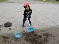 スコップをもっている男の子