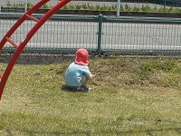しゃがんでいる男の子