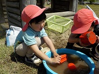 砂遊びをしている子どもたち