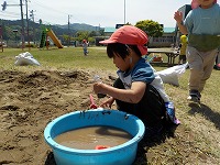 砂遊びをしている子ども