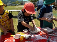 泡遊びをしている男の子