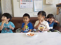 いちごを食べる子ども達