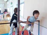 鉄棒する子ども