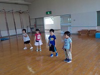 ダンスをする子どもたち