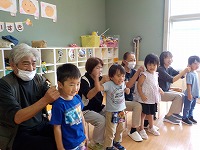 肩たたきをする祖父母