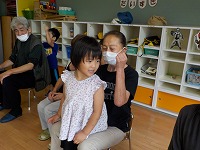 孫の肩たたきをするおばあさん