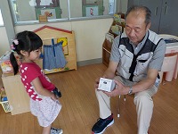 お父さんにプレゼントを渡す子ども