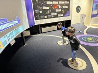 宇宙ゲームで遊ぶもも組男の子