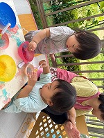 ゼリーの感触遊びをしている子ども