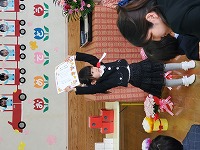 卒業証書をもらっている子ども