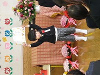 卒業証書をもらっている子ども