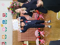 卒業証書をもらっている子ども