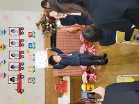 卒業証書をもらっている子ども