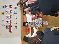 卒業証書をもらっている子ども