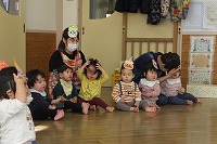 節分の由来を聞く子どもたち