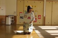 節分の由来を説明する保育士