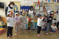 鬼のパンツを踊る子どもたち