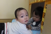 トンネルで遊んでいる