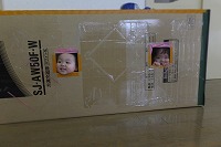 トンネルの小窓から顔を出す子ども