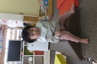 ハイハイマットで遊んでいる