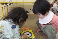 布絵本で遊んでいる