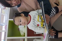 絵本を読んでもらっている