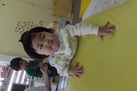 ハイハイマットで遊んでいる