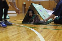 トンネルをくぐっている