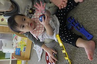 カスタネットをもって座る女の子