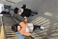 お友達と手をつないであるいている