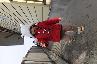 テラスで遊んでいる女の子