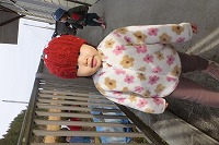 テラスで遊んでいる女のこ