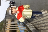 テラスで遊んでいる男の子