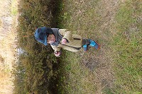 お外で見つけたものを見ている男の子