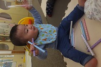 棒で遊ぶ男の子