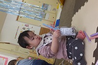 棒で遊ぶ女の子