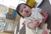 棒で遊ぶ赤ちゃん